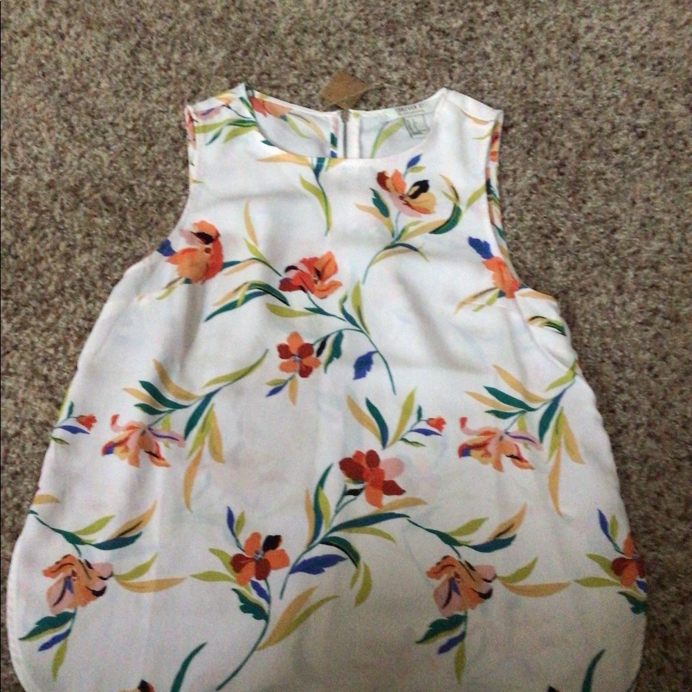 White Ivory Floral Tank Top sz S